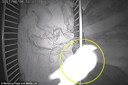 На видео попал ребенк-призрак, спящий в одной кровати с реальным ребенком